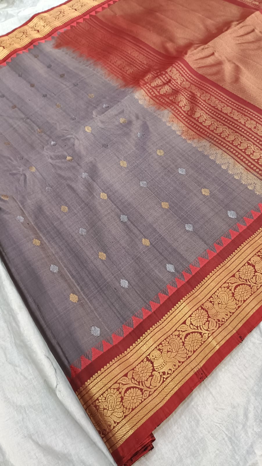 Gadwal pure Pattu Butta Handloom Sarees With Blouse Sarees 250325 S1