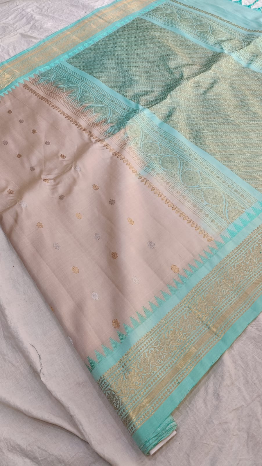 Gadwal pure Pattu Butta Handloom sarees With Blouse Sarees 250325 S1