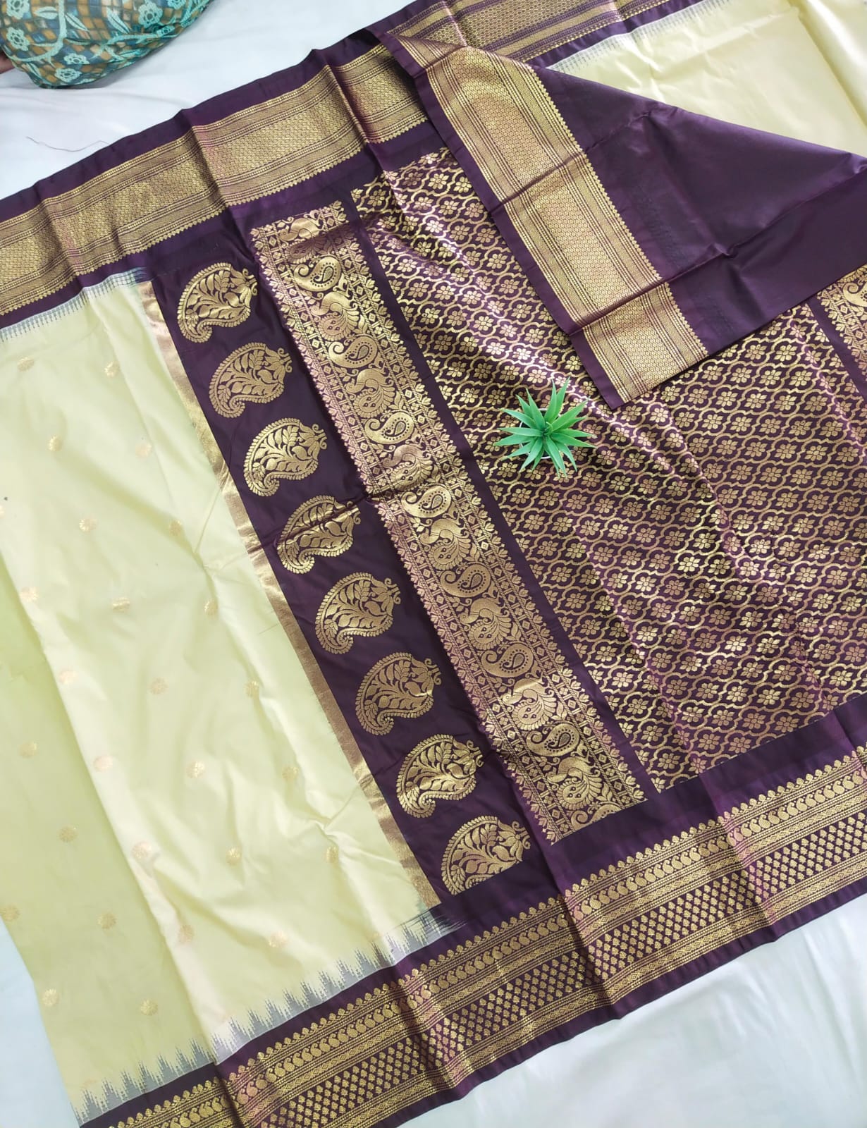Gadwal Semi Pattu Small Border With Blouse Sarees 290825 S2
