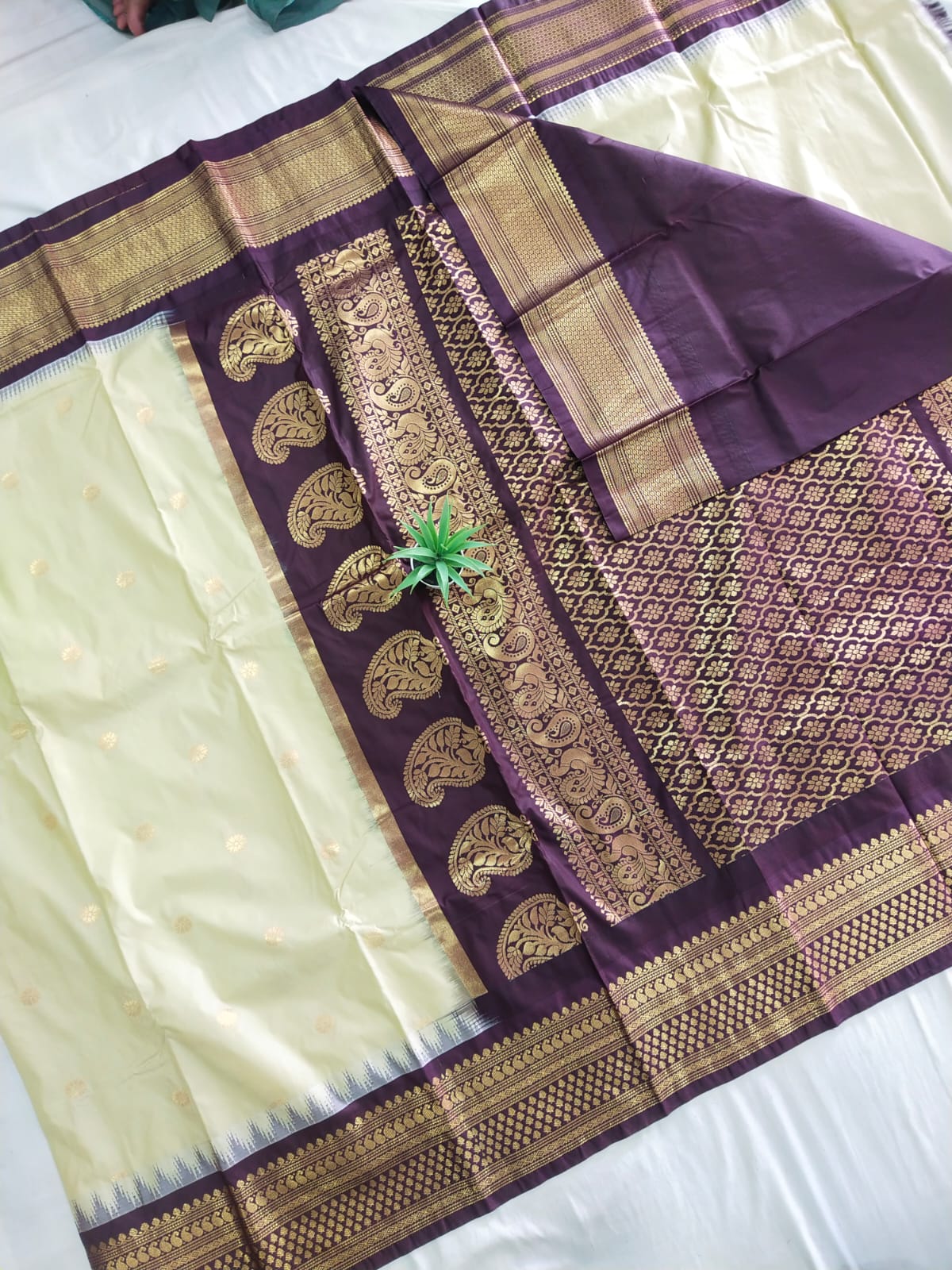 Gadwal Semi Pattu Small Border With Blouse Sarees 290825 S2