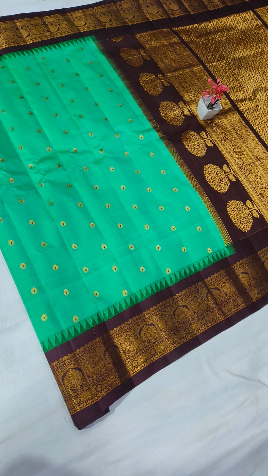 Gadwal pure pattu Butta with blouse sarees 041025