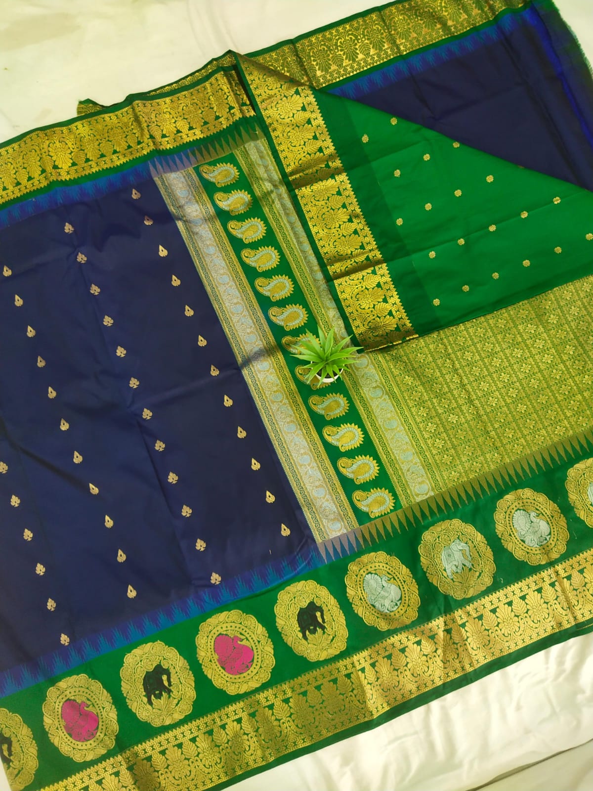 Gadwal Semi Pattu Boder Meena Butta with Blouse Sarees 011125