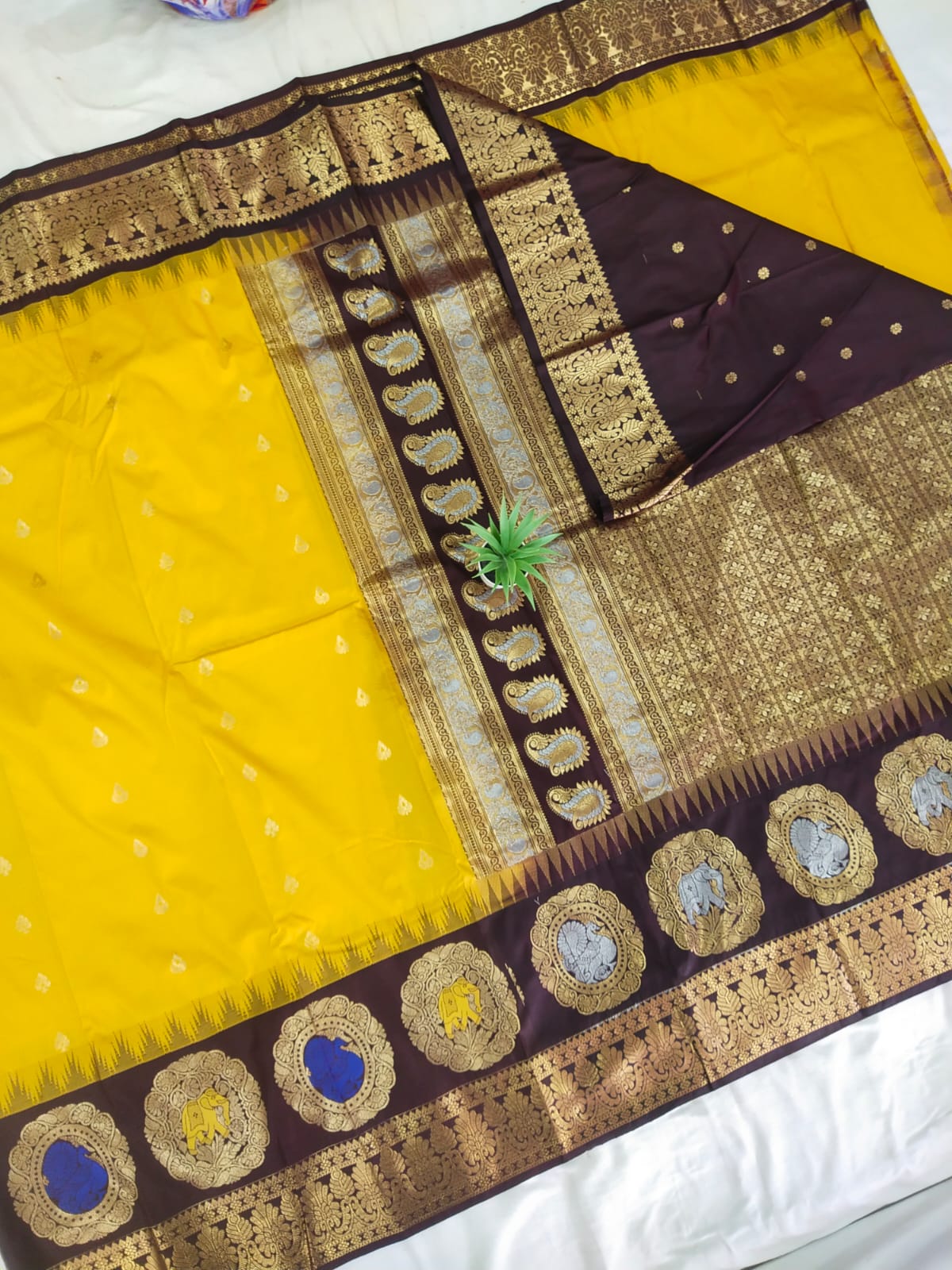 Gadwal Semi Pattu Boder Meena Butta with Blouse Sarees 011125