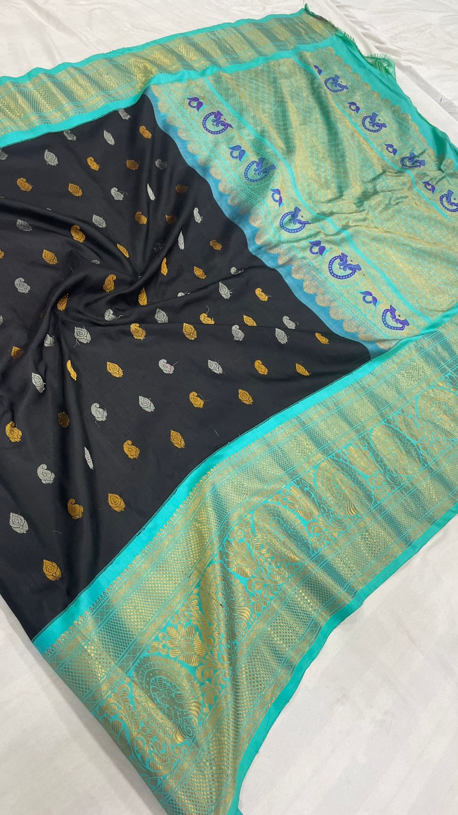 Gadwal Handloom Pure Silk Kuttu Border S2-25-10-2024