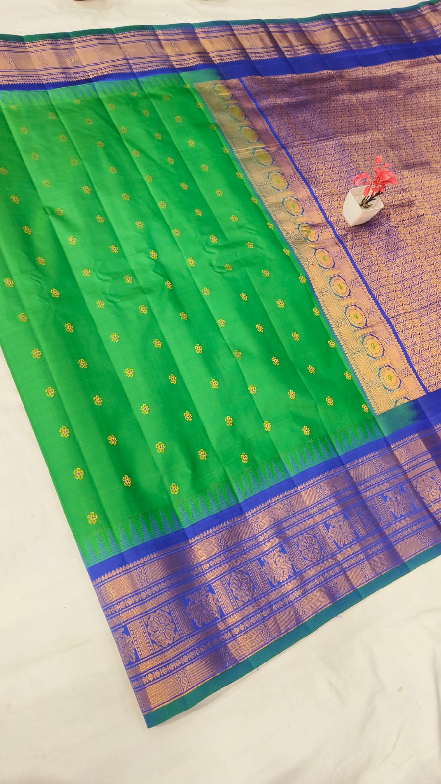 Gadwal pure pattu Butta with blouse sarees 041025