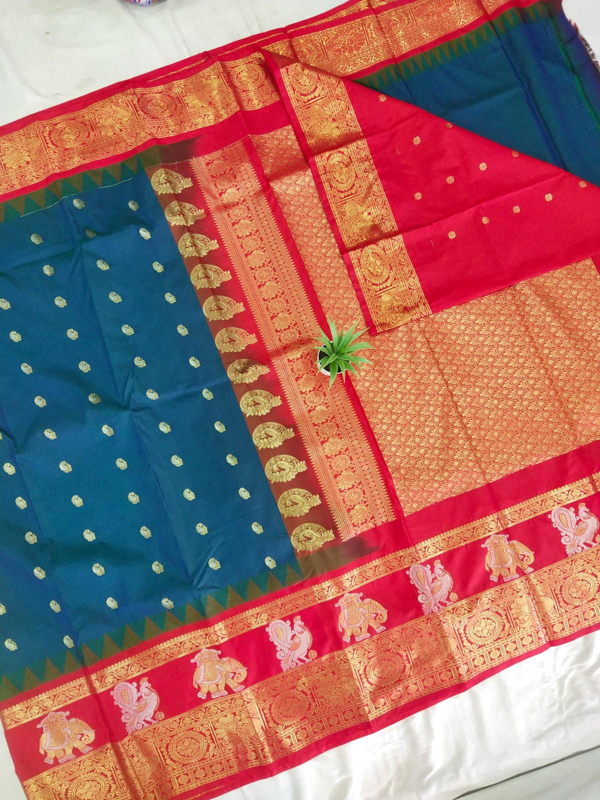 Gadwal Semi Pattu Boder Meena Butta with Blouse Sarees 011125